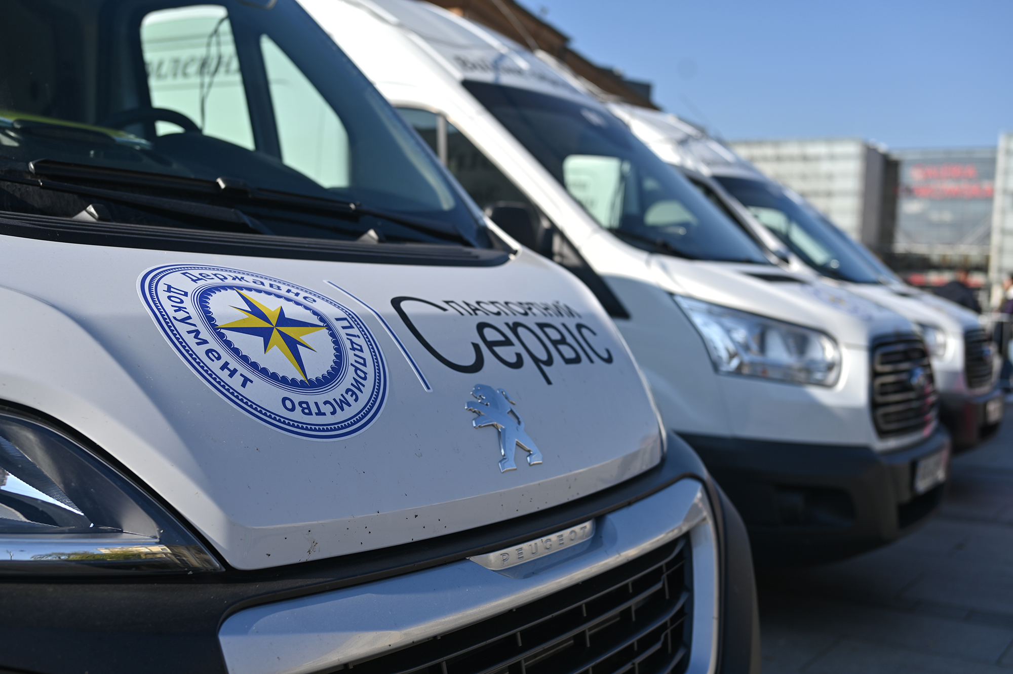 Без яскравого макіяжу та лінз. Українцям нагадали, як фотографуватися на паспорт